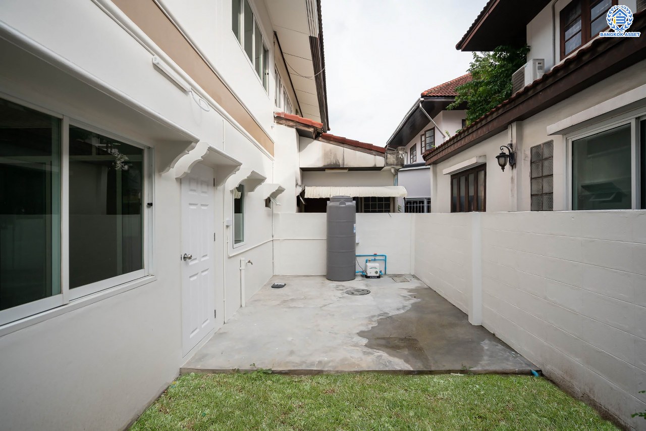 บ้านมือสองตกแต่งใหม่ โครงการ ซื่อตรง รัตนาธิเบศร์ หน้าโครงการติดรถไฟฟ้า "สถานีไทรม้า" เนื้อที่ 40 ตร.ว. ฟังก์ชัน 3 ห้องนอน 3 ห้องน้ำ 1 ที่จอดรถ เชื่อมต่อได้หลายเส้นทาง ใกล้เซ็นทรัลรัตนาธิเบศร์ และทางด่วน "งามวงศ์วาน"